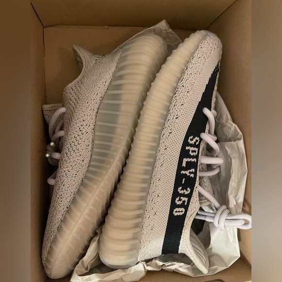Yeezy 350 BRAND NEW - Picture 2 of 2